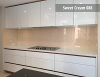 pink_glass_backsplash2.jpg