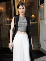 lily-collins-stret-fashion-leaving-the-bristol-hotel-in-paris-july-2015_3.jpg